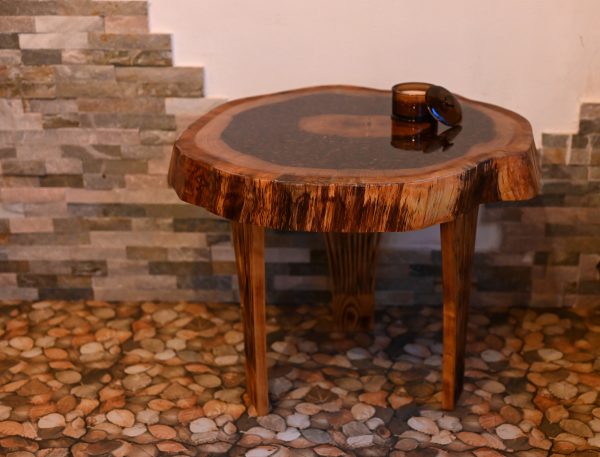 Măsuță de cafea colectia ghotica: Lemn natural de stejar si boabe de cafea încapsulate în rășină epoxidică